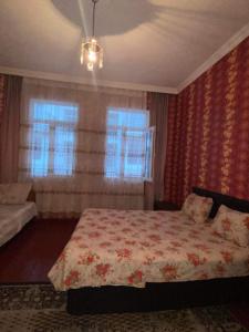 - une chambre avec un lit et 2 fenêtres dans l'établissement Resort In Gonio, à Kvariati
