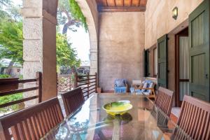une salle à manger extérieure avec une table et des chaises en verre dans l'établissement Corte Roveggia - Bilocale Monet, à Vérone