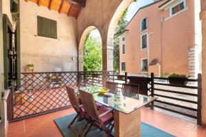 un patio avec une table et des chaises sur un balcon dans l'établissement Corte Roveggia - Bilocale Monet, à Vérone 24 autres photos