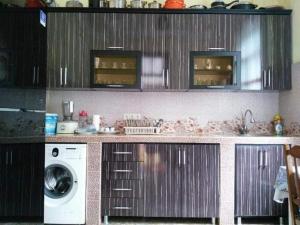 cocina con lavadora y lavadora en Resort In Gonio, en Kvariati