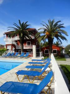 斯達林的住宿－Palma Sidari Corfu，游泳池旁的一排蓝色躺椅