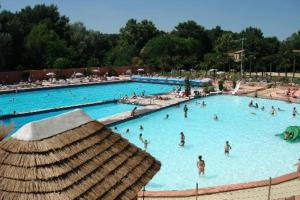 Bazén v ubytovaní Havre de paix Avignon avec Jacuzzi & Sauna alebo v jeho blízkosti