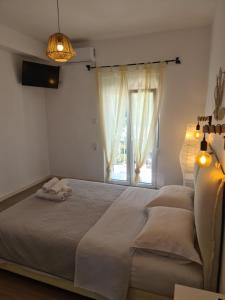 - une chambre avec un grand lit et une fenêtre dans l'établissement Mar Adentro, à Patitiri
