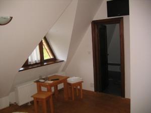 a room with a table and two chairs and a window at Casele de vacanta Luca & Vicentiu in Botiza