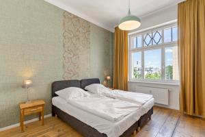 Een bed of bedden in een kamer bij Dresden Neustadt Apartments