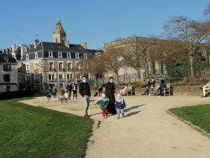 ヴァンヌにあるVANNES au calme Quartier Portの建物前の道を歩く集団