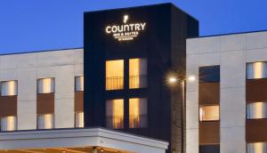 un edificio con un cartel en el costado en Country Inn & Suites by Radisson, Garden City, KS en Garden City