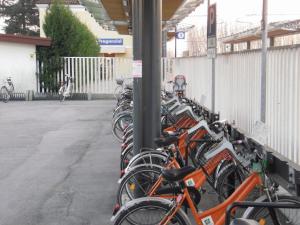 una fila de bicicletas estacionadas junto a una valla en Antares Apartments, en Preganziol