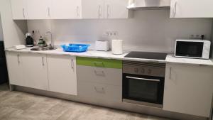 a kitchen with a sink and a stove top oven at Apartamento La Galatea in Alcalá de Henares