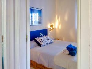 a bedroom with a bed with a blue head board at Case Vacanza Mare Nostrum in Torre delle Stelle