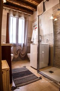 een badkamer met een glazen douche en een toilet bij Sole e Vento in Chioggia