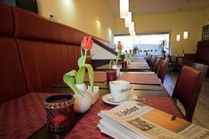 Ein Restaurant oder anderes Speiselokal in der Unterkunft Hotel Wiking 