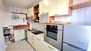 Kuchyňa alebo kuchynka v ubytovaní Apartment Diocletian