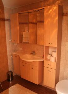 ein Bad mit einem Waschbecken und einem WC in der Unterkunft Hotel Edelweiss in Fügen