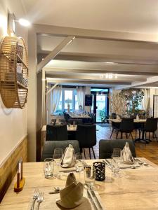 TV a/nebo společenská místnost v ubytování LOGIS Hotel Restaurant Auberge Du Cheval Blanc