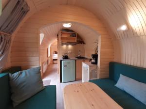 - une cuisine et une salle à manger avec une table dans une petite maison dans l'établissement Igluhut De Keet, in Natuurgebied en vlakbij het Strand, à Callantsoog
