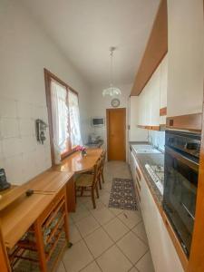 eine Küche mit einem Tisch und einem Esszimmer in der Unterkunft Casa vacanze Gemma Toscana in Capannoli