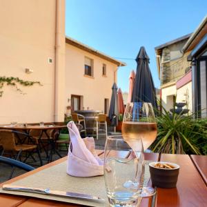 Nápoje v ubytování LOGIS Hotel Restaurant Auberge Du Cheval Blanc
