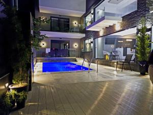 ein Swimmingpool mitten in einem Haus bei Nacht in der Unterkunft LUXSUITES in Ofrynio