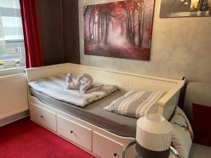 uma cama com duas toalhas num quarto em Tiny House em Burig