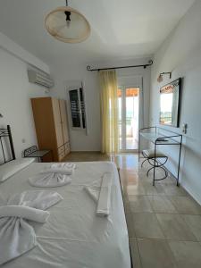 Postel nebo postele na pokoji v ubytování Niriides Rooms