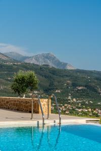 A general mountain view or a mountain view taken from A villát