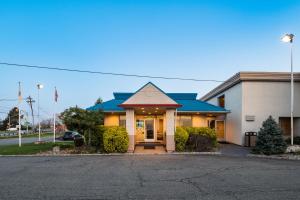 un edificio con techo azul en una calle en Garden Executive Hotel, en South Plainfield