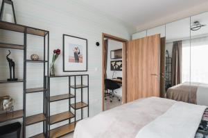een slaapkamer met een bed en een bureau bij Downtown Penthouse Budapest in Boedapest +36 foto's
