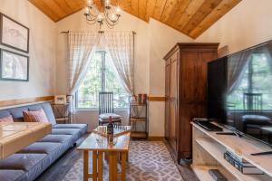 TV a/nebo společenská místnost v ubytování Snowcreek IV 549