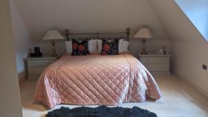 Greater London Villa في Chelsfield: غرفة نوم بسرير كبير مع مواقف ليلتين