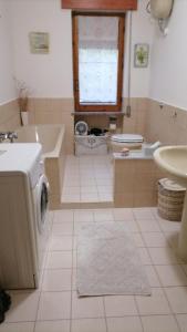 a bathroom with a sink and a toilet and a tub at Casa panoramica tra mare e montagna alle pendici della Sila in Bianchi