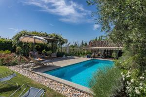 The swimming pool at or close to LA CAPANNINA 2&2, Emma Villas
