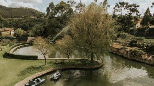 dos personas en un bote en un río en Roots Resort, en Monte Verde