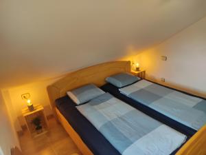 A bed or beds in a room at Casa completa - Camiño dos faros - Atlantico Malpica
