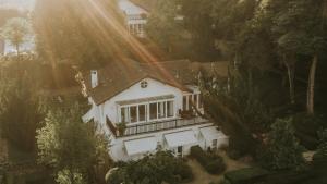 蒙特韦尔迪Roots Resort的享有白色树屋的顶部景致