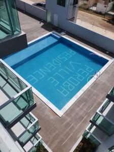 une piscine vide avec un panneau dessus dans l'établissement APARTAMENTO EM PEROBA - MARAGOGI, à Maragogi