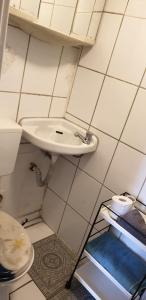 La salle de bains est pourvue d'un lavabo et de toilettes. dans l'établissement MA-A2 Single Wohnung, à Krefeld