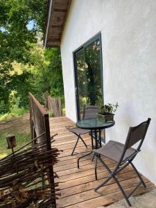 En balkon eller terrasse på EcoVacances à la Ferme Le Pouget - Le Studio + 11 billeder