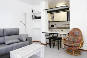 ein Wohnzimmer mit einer Couch und einem Tisch in der Unterkunft AT250 Con piscina, parking, wifi, playa a 150m in Torredembarra