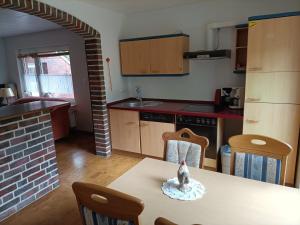 una cocina con una mesa con un pollo sentado en ella en Old German Farm House, Appartement, en Aurich