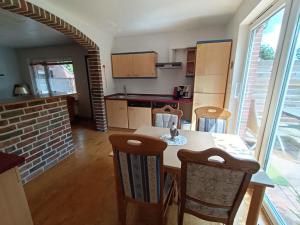 een keuken en eetkamer met een tafel en stoelen bij Old German Farm House, Appartement in Aurich