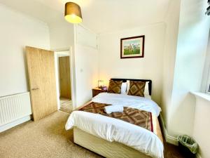 a bedroom with a bed in a room at Executive apartments, nr city centre with private parking in Plymouth