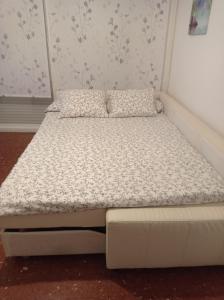 カレタ・デ・ベレスにあるEstudio Caleta de Velezの白いマットレスが備わる客室のベッド1台分です。