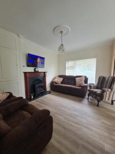 - un salon avec un canapé et une cheminée dans l'établissement Farnaught Farmhouse Apartment, Lough Rynn, Mohill, à Farnaght