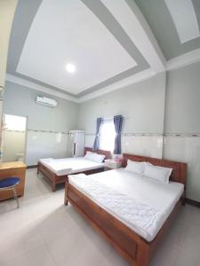 1 Schlafzimmer mit 2 Betten und einem Fenster in der Unterkunft Nhà nghỉ Mỹ Nhật - Đảo Phú Quý -Bình Thuận in Cu Lao Thu