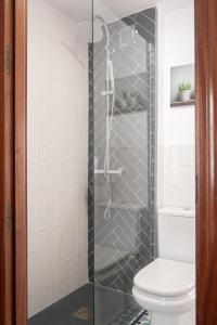 y baño con ducha y aseo. en Calle San Jacinto, 57 Apartamento, en Sevilla