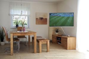 TV a/nebo společenská místnost v ubytování Grachtenkieker