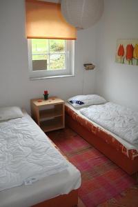 two beds in a room with a window at See in Sicht in Sternberg