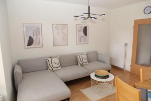 ein Wohnzimmer mit einer Couch und einem Tisch in der Unterkunft Biene in Greetsiel