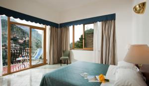Postel nebo postele na pokoji v ubytování Hotel Royal Positano